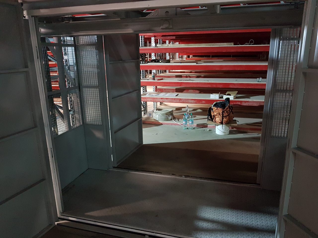 Подъемник грузовой в металлокаркасной шахте, г/п 1000 кг, Апаринки