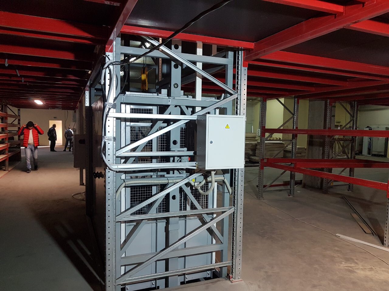Подъемник грузовой в металлокаркасной шахте, г/п 1000 кг, Апаринки