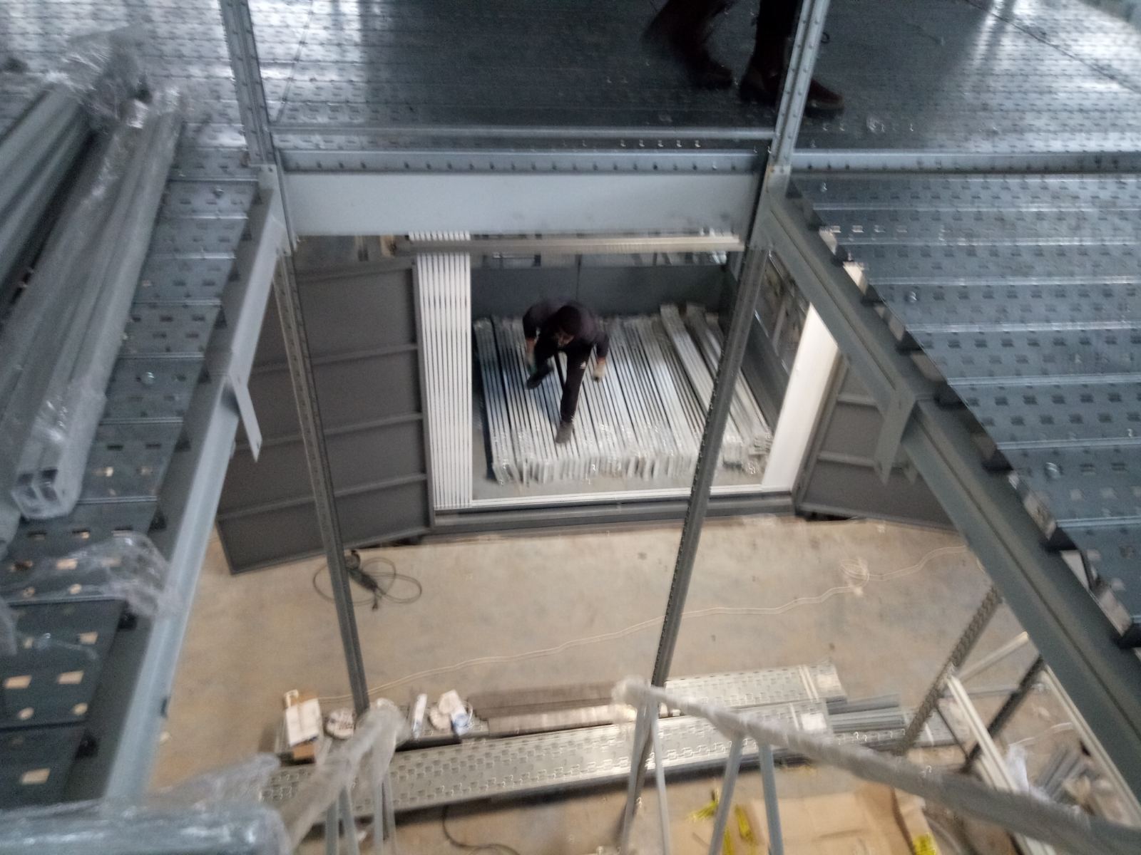 Подъемник в металлокаркасной шахте, 1000 кг, Казань