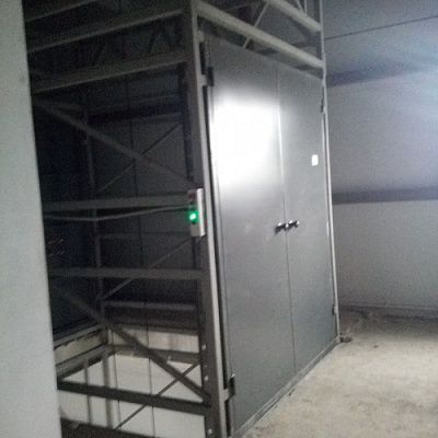 Шахтный подъемник в металлокаркасной шахте