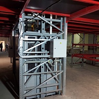 Подъемник грузовой в металлокаркасной шахте, г/п 1000 кг, Апаринки