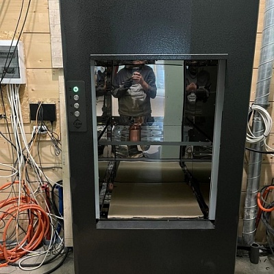 Малогрузовой (сервисный) грузовой подъемник в металлокаркасной шахте, 250 кг